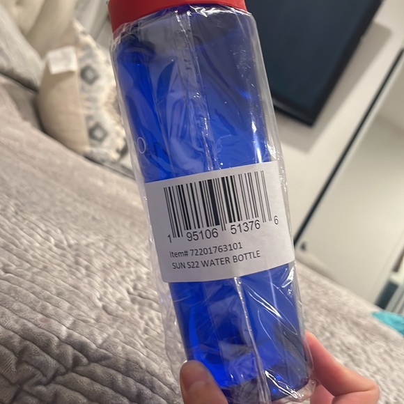 Shiseido water bottle - Picture 2 of 2